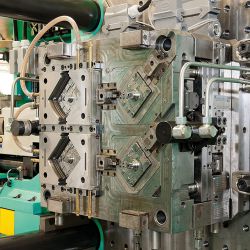 formconsult säule 3 innovative werkzeugbau bemusterung technikum 2k 3k spritzgießmaschinen 6-achs-roboter